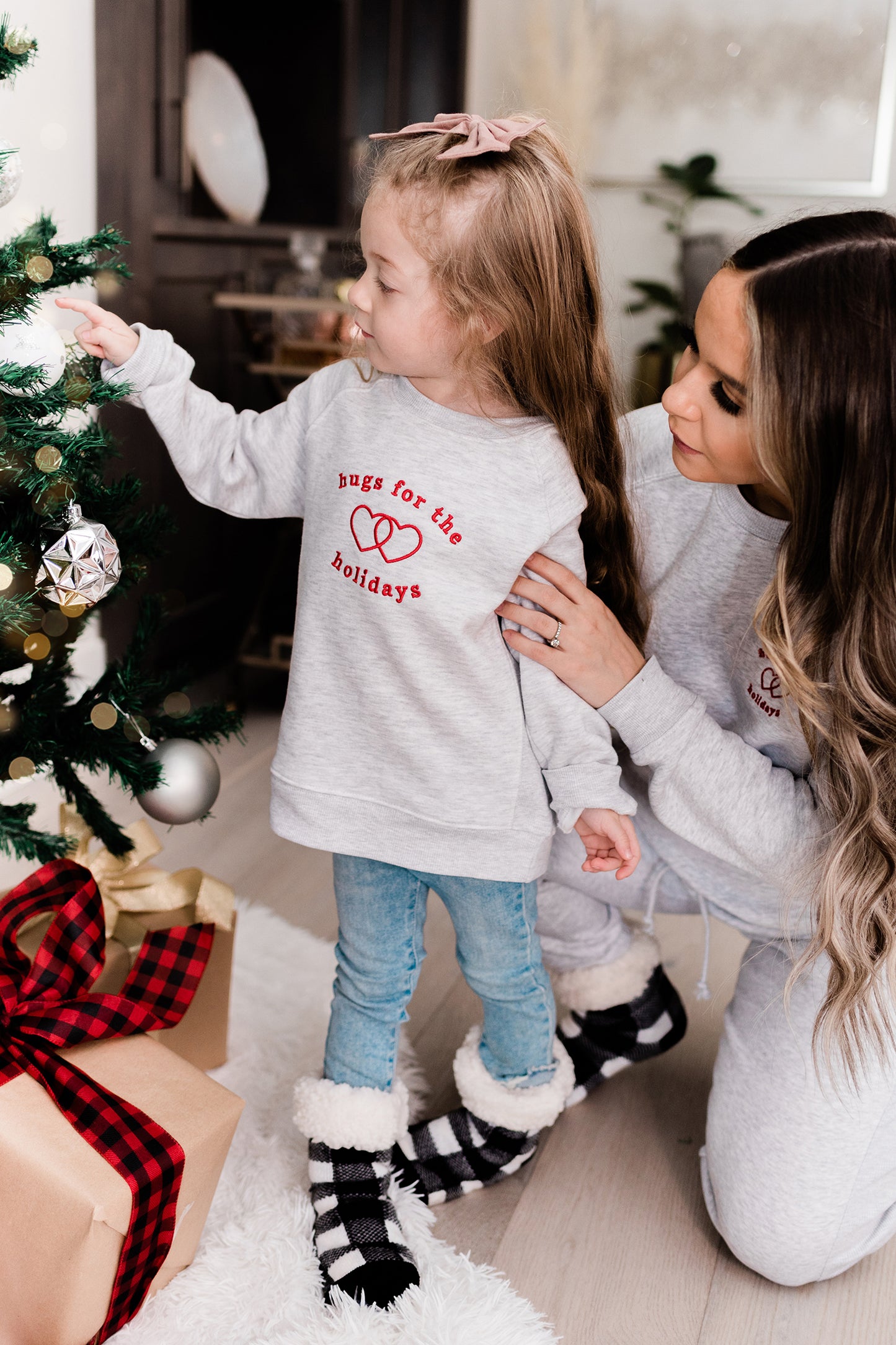 Kids | Mila Hugs For The Holidays Sweatshirt | Pebble Grey