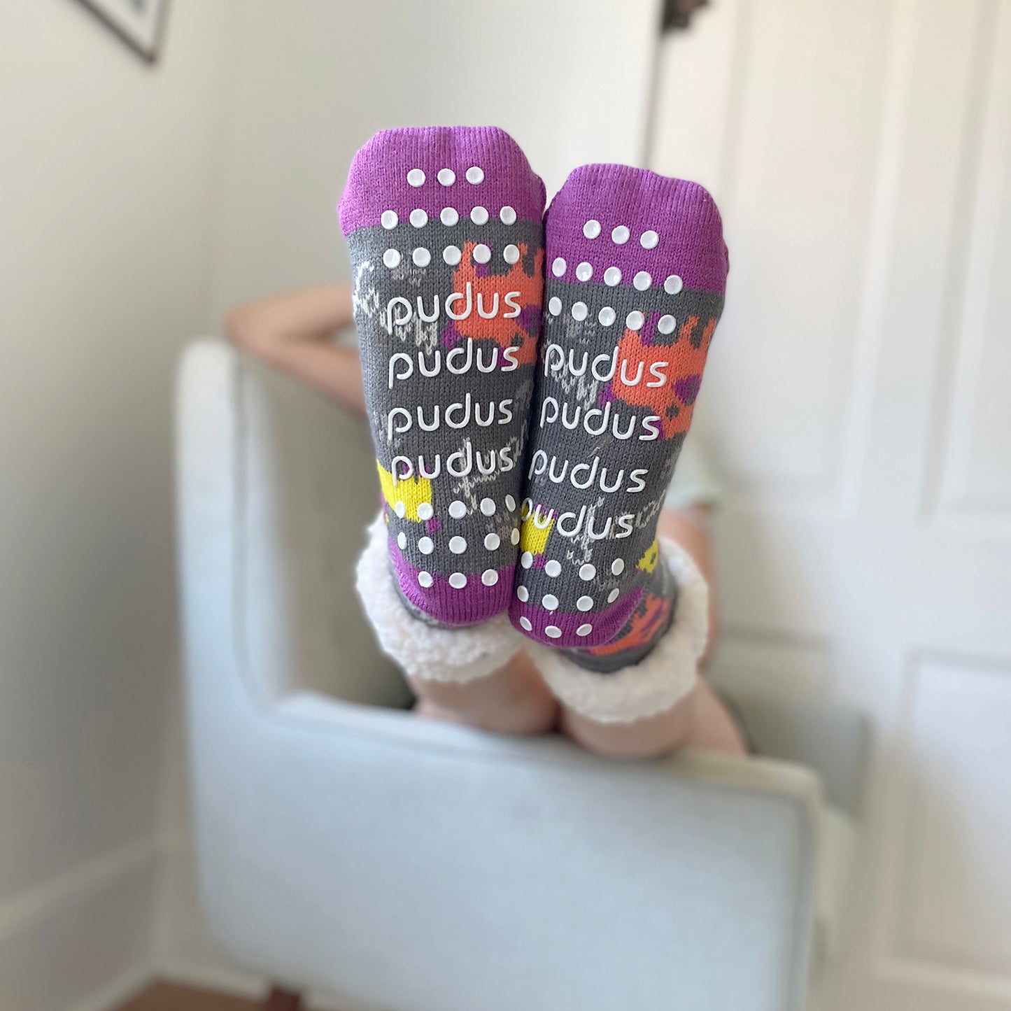 Pudus Cozy Winter Slipper Socks for Women and Men with Non-Slip Grippers and Faux Fur Sherpa Fleece - Adult Regular Fuzzy Socks Dog Woof - Classic Slipper Sock