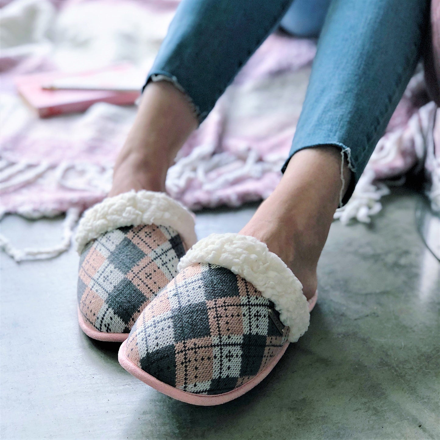 Pudus Cozy & Fluffy House Slippers for Women, Memory Foam Slipper Slides with Plush Faux Fur Fleece Lining Creekside Slide Argyle Blush